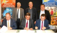 Au centre : Michel Sesques, PDG d'Airbus Développement, a signé une convention avec Jean-Louis Castell, président de la Lomagne Gersoise, et Raymond Vall, sénateur./ Photo DDM F. C.