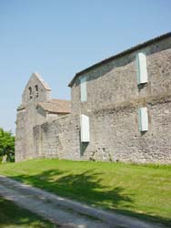 Berrac, eglise d'époque romane avec clocher mur