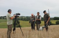 La chaîne de télévision « Seasons » a accompagné l'opération de comptage de cailles des blés chez Nicolas Mésségué et chez Gérard Descomps, à Saint-Martin-de-Goyne et Marsolan. Photo DDM Ysabel.